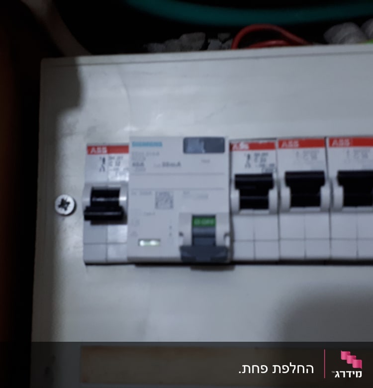 לוח חשמל עם מפסקים ומתגים